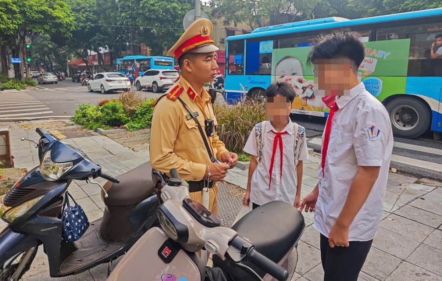 Quý tử 15 tuổi lái xe máy, bốc đầu như xiếc giữa phố, bố lãnh đủ phạt nặng Quý tử 15 tuổi lái xe máy, bốc đầu như xiếc giữa phố, bố lãnh đủ phạt nặng