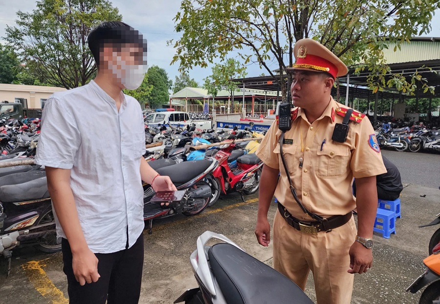 Quý tử 15 tuổi lái xe máy, bốc đầu như xiếc giữa phố, bố lãnh đủ phạt nặng Quý tử 15 tuổi lái xe máy, bốc đầu như xiếc giữa phố, bố lãnh đủ phạt nặng