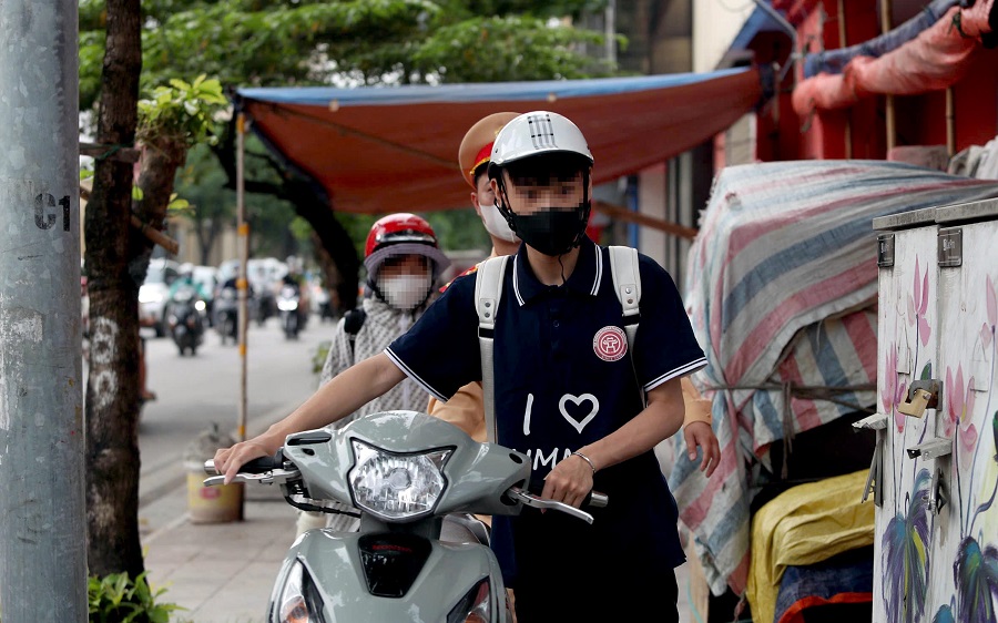 Quý tử 15 tuổi lái xe máy, bốc đầu như xiếc giữa phố, bố lãnh đủ phạt nặng Quý tử 15 tuổi lái xe máy, bốc đầu như xiếc giữa phố, bố lãnh đủ phạt nặng