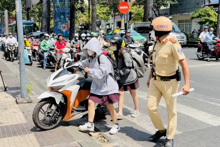 Quý tử 15 tuổi lái xe máy, bốc đầu như xiếc giữa phố, bố lãnh đủ phạt nặng Quý tử 15 tuổi lái xe máy, bốc đầu như xiếc giữa phố, bố lãnh đủ phạt nặng