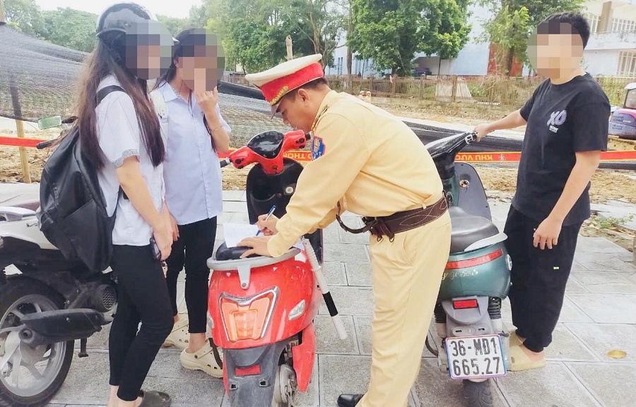 Quý tử 15 tuổi lái xe máy, bốc đầu như xiếc giữa phố, bố lãnh đủ phạt nặng Quý tử 15 tuổi lái xe máy, bốc đầu như xiếc giữa phố, bố lãnh đủ phạt nặng