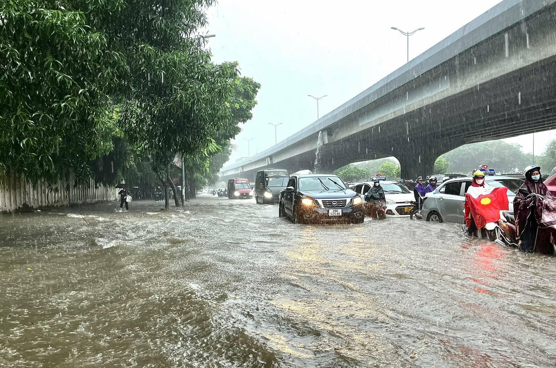 Hà Nội chìm trong biển nước: Giao thông tê liệt sau đêm mưa lịch sử Hà Nội chìm trong biển nước: Giao thông tê liệt sau đêm mưa lịch sử