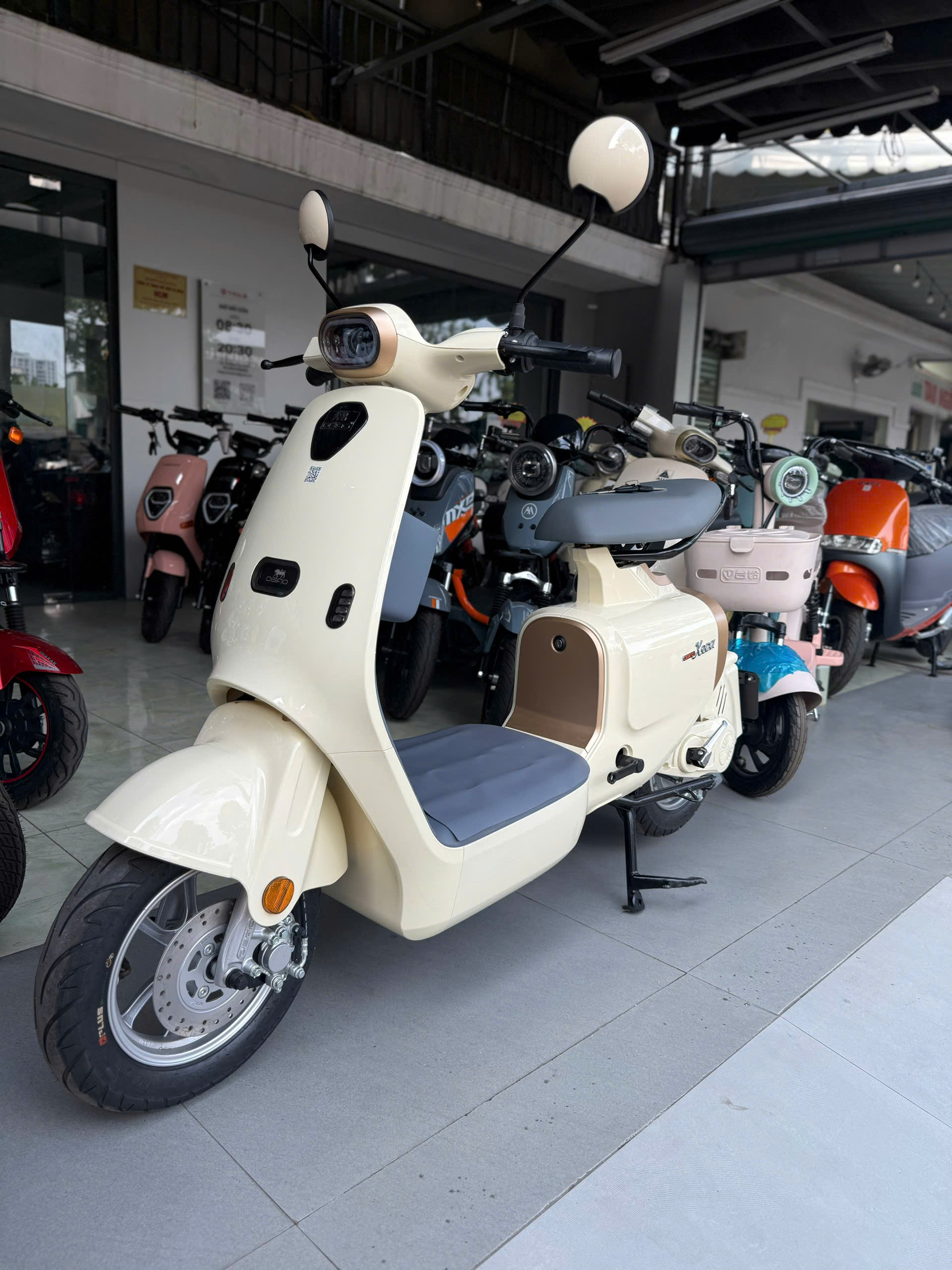 vẽ ảnh khác ít chữ hơn đi, có chèn ảnh xe này 