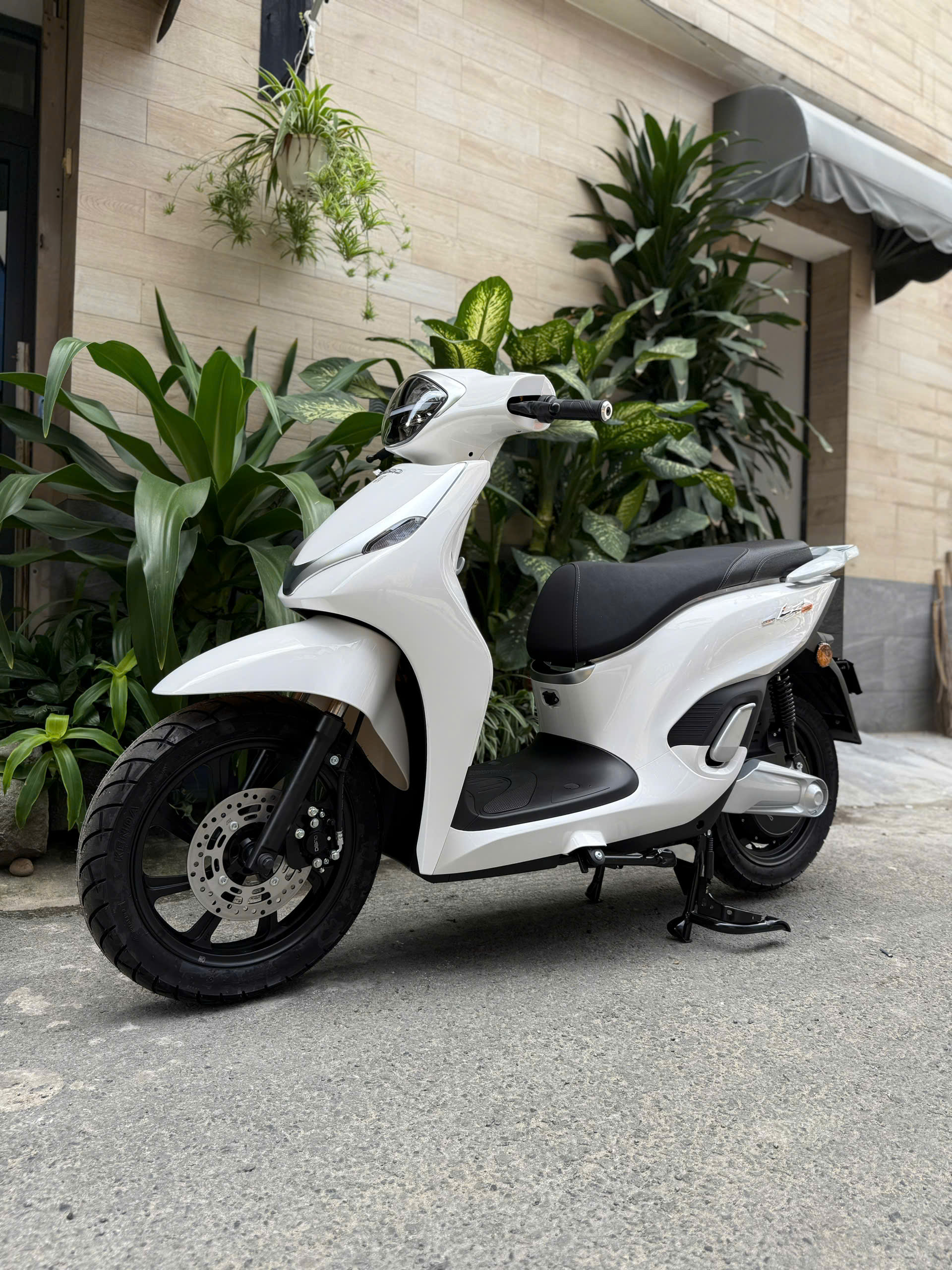 Lựa chọn mẫu xe điện cho nữ thích kiểu dáng SH nhưng muốn tiết kiệm hơn Lựa chọn mẫu xe điện cho nữ thích kiểu dáng SH nhưng muốn tiết kiệm hơn